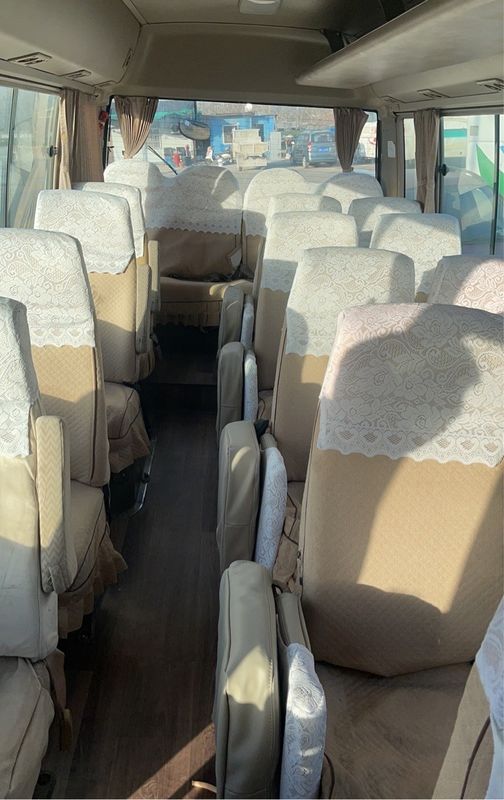 Хорошее состояние 30 мест подержанный автобус Toyota Coaster с LHD рулевым управлением и роскошными функциями