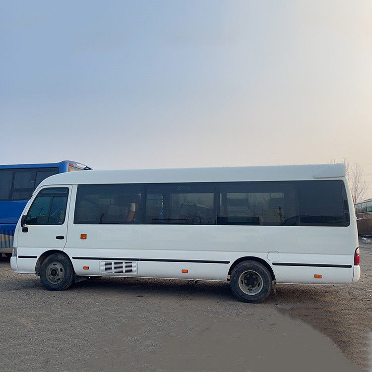 Автобус Toyota Coaster с максимальной мощностью 113/5200 кВт и вместимостью 30 мест