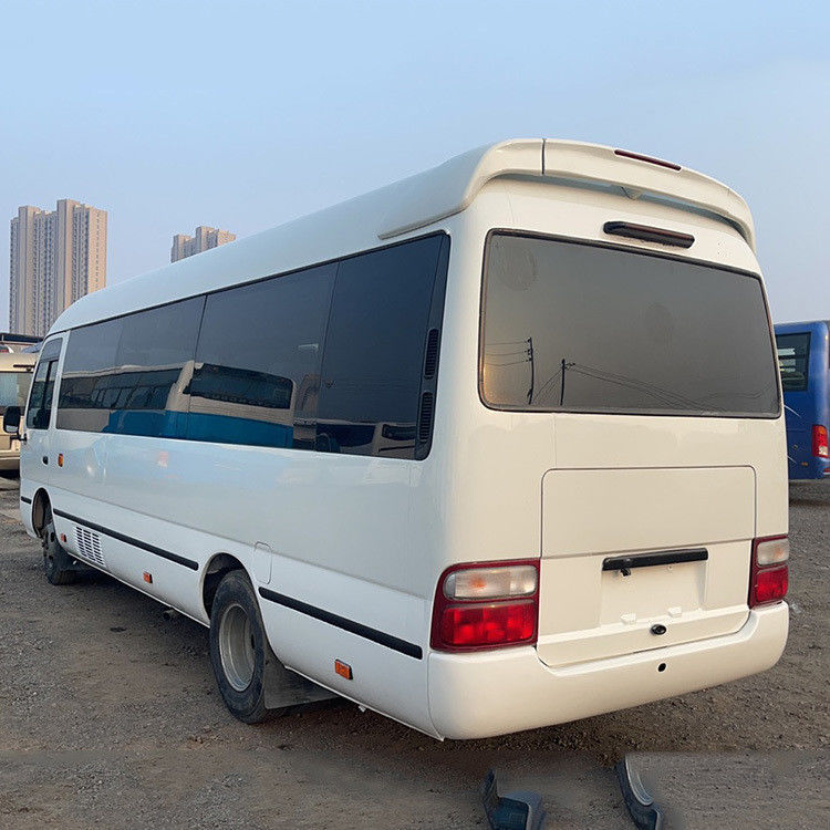 Автобус Toyota Coaster с максимальной мощностью 113/5200 кВт и вместимостью 30 мест