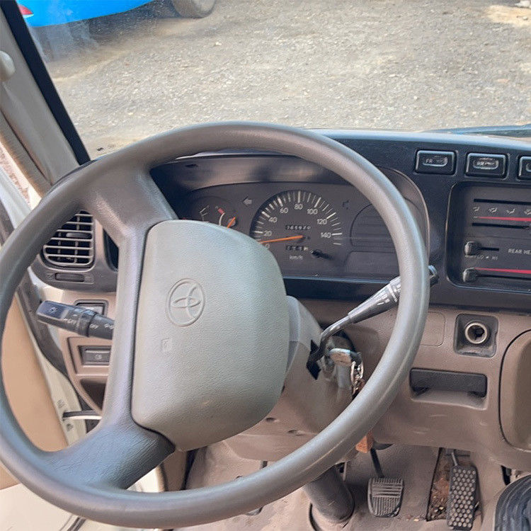 Автобус Toyota Coaster с максимальной мощностью 113/5200 кВт и вместимостью 30 мест