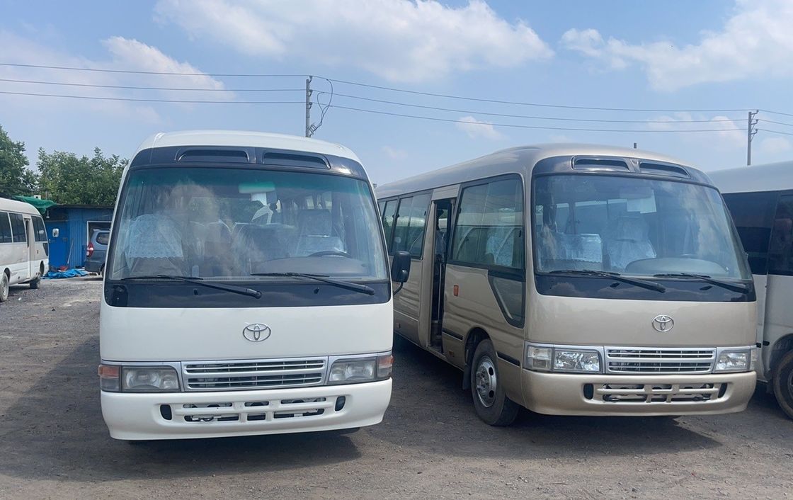 Подержанный автобус Toyota Coaster с 30 местами и стандартом выбросов EURO 3 в хорошем состоянии