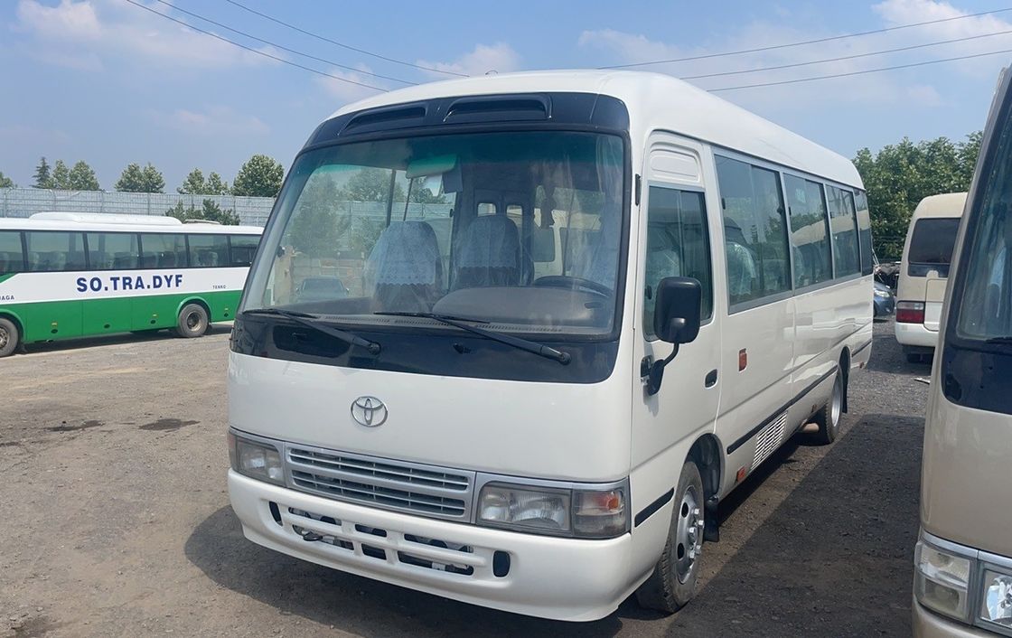 Подержанный автобус Toyota Coaster с 30 местами и стандартом выбросов EURO 3 в хорошем состоянии