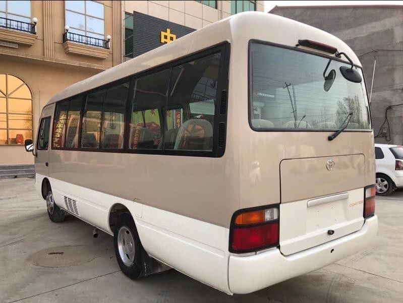 Максимальный крутящий момент 340Nm/rpm Дизель 29 мест Подержанные автобусы Toyota Coaster с 300-литровым топливным баком