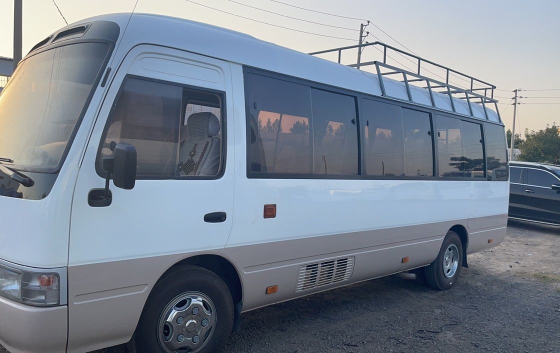 Подержанный дизельный 30-местный автобус Toyota Coaster в хорошем состоянии LHD 7.00R16 Шина G.V.W 5900 кг