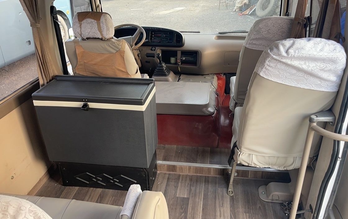 Подержанный дизельный 30-местный автобус Toyota Coaster в хорошем состоянии LHD 7.00R16 Шина G.V.W 5900 кг