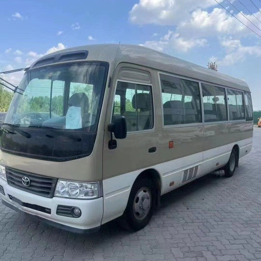 Модель 2023 бензиновый Toyota Coaster Bus 30 мест Моторная вместимость 4L 7005*2040*2785 мм