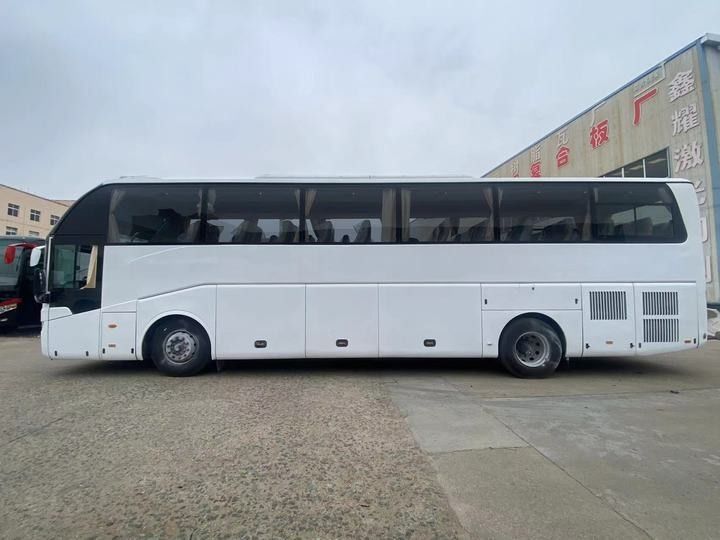 Подержанный 12-метровый роскошный дизельный туристический автобус с 55 местами и максимальным крутящим моментом 1460 Н.м.