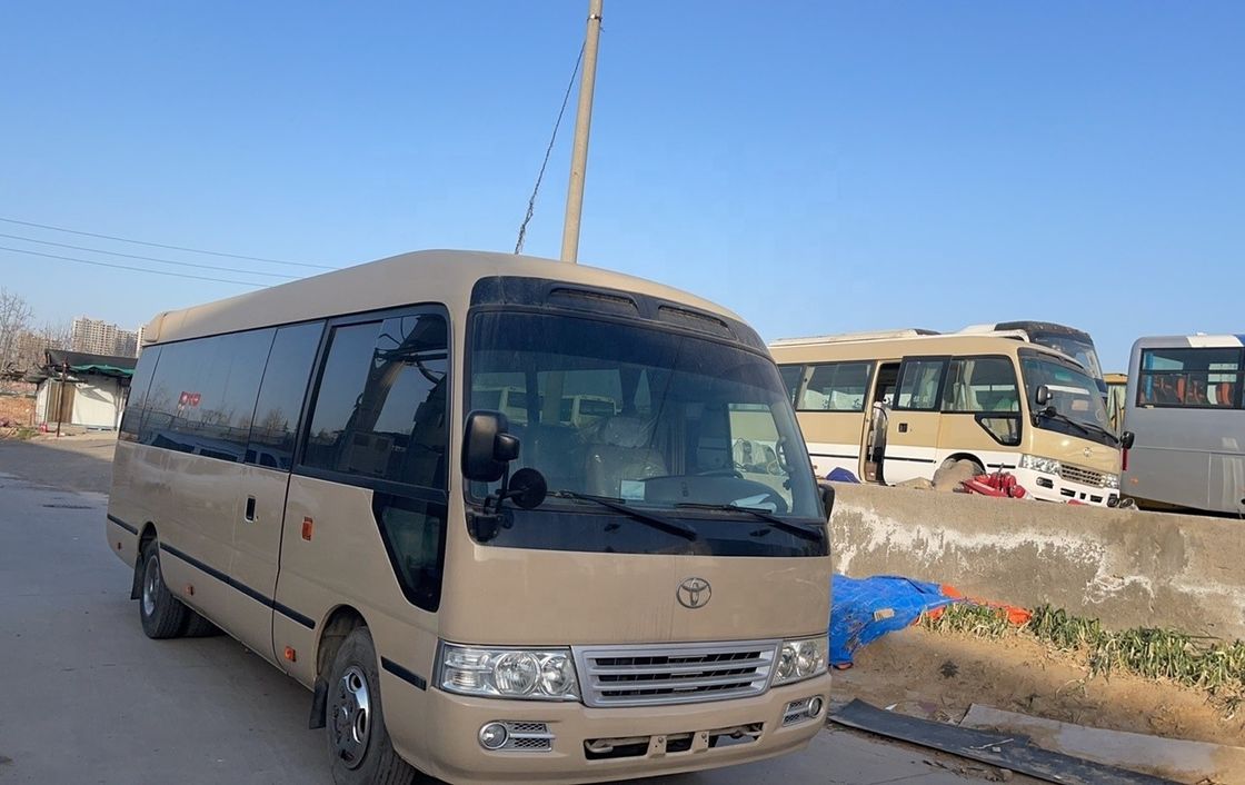 Подержанный 30-местный пассажирский автобус Toyota Coaster с кондиционером для рынка Африки