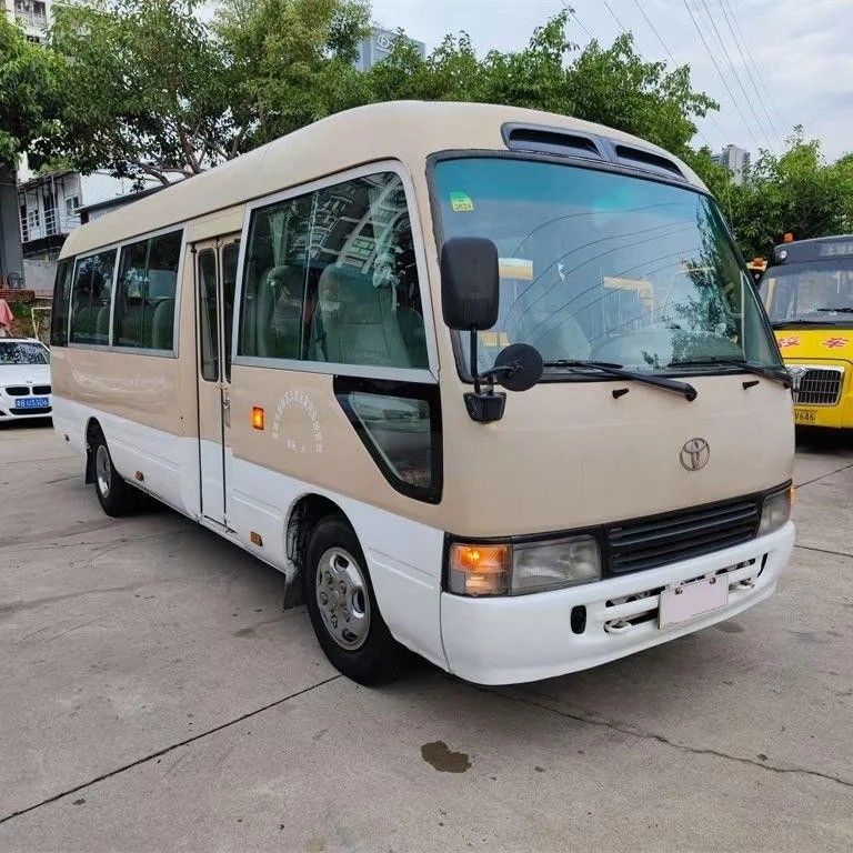 Автобус Toyota Coaster с двигателем 15B-FT 29 мест с хорошими характеристиками и ручной коробкой передач