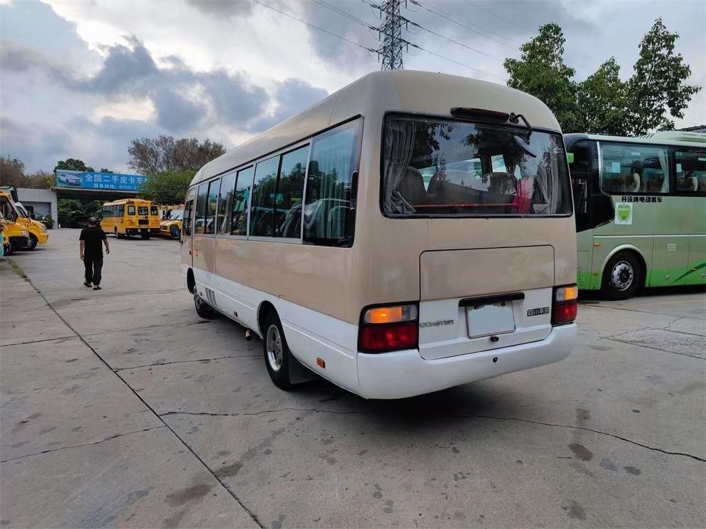 Автобус Toyota Coaster с двигателем 15B-FT 29 мест с хорошими характеристиками и ручной коробкой передач