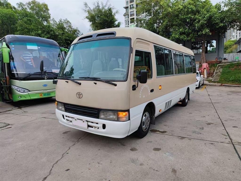 Автобус Toyota Coaster с двигателем 15B-FT 29 мест с хорошими характеристиками и ручной коробкой передач