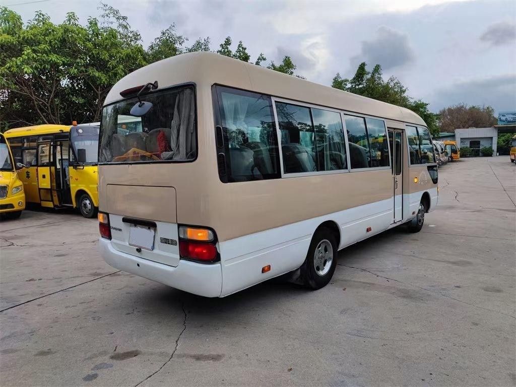Автобус Toyota Coaster с двигателем 15B-FT 29 мест с хорошими характеристиками и ручной коробкой передач