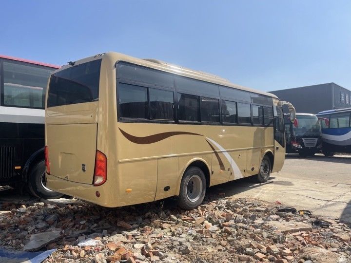 Автобусы для длительных поездок с шинами 8.25R20 и двигателем емкостью 4-6 л