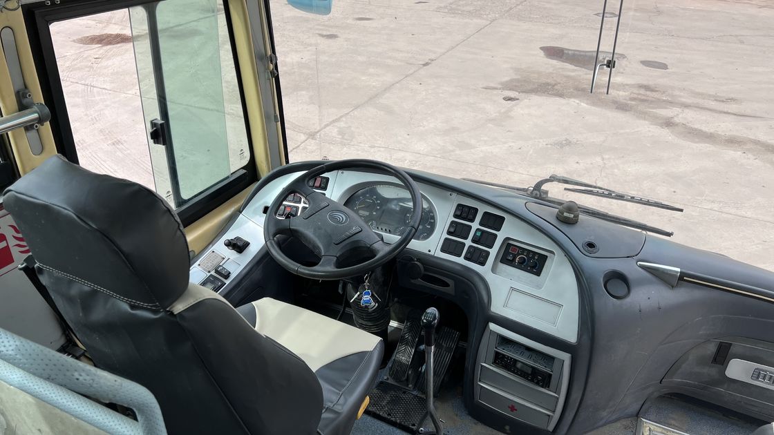 В хорошем состоянии Подержанный дизель 65 пассажирских автобусов Автобусные сиденья 50 G.V.W 15600kg