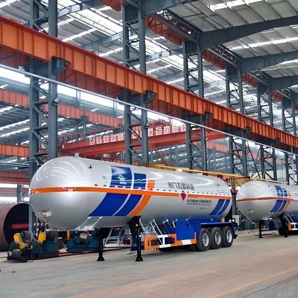 2.1 MPa Гидротестовое давление CIMC LINYU Howo Шасси 8*4 Транспортный бак для газа Полуприцеп